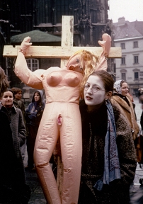 Sexpuppe auf Kreuz genagelt, Aktion autonomer Frauen gegen die Sexualmoral der katholischen Kirche auf der Frauentagsdemonstration, 1980 